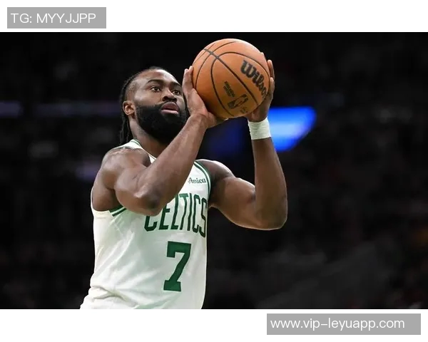 杰伦布朗轻松发挥9投5中贡献15分7篮板4助攻展现全能实力