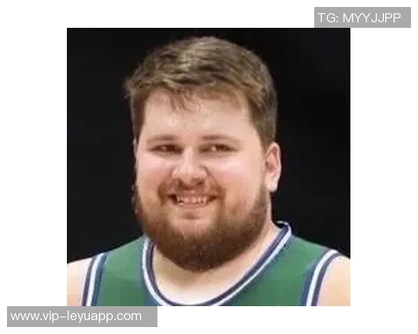 艾顿谈东契奇承受的压力每天面对两三人包夹的挑战与坚持