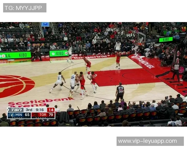 爱德华兹精彩突破拉杆换手上篮展现超强观赏性引发全场欢呼