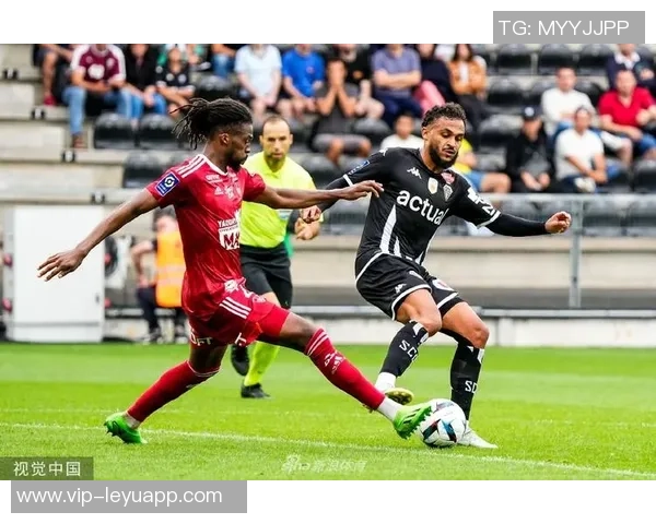 法媒报道里尔法兰克福汉堡等队争抢昂热后卫埃科米 法媒报道里尔法兰克福汉堡等队争抢昂热后卫埃科米